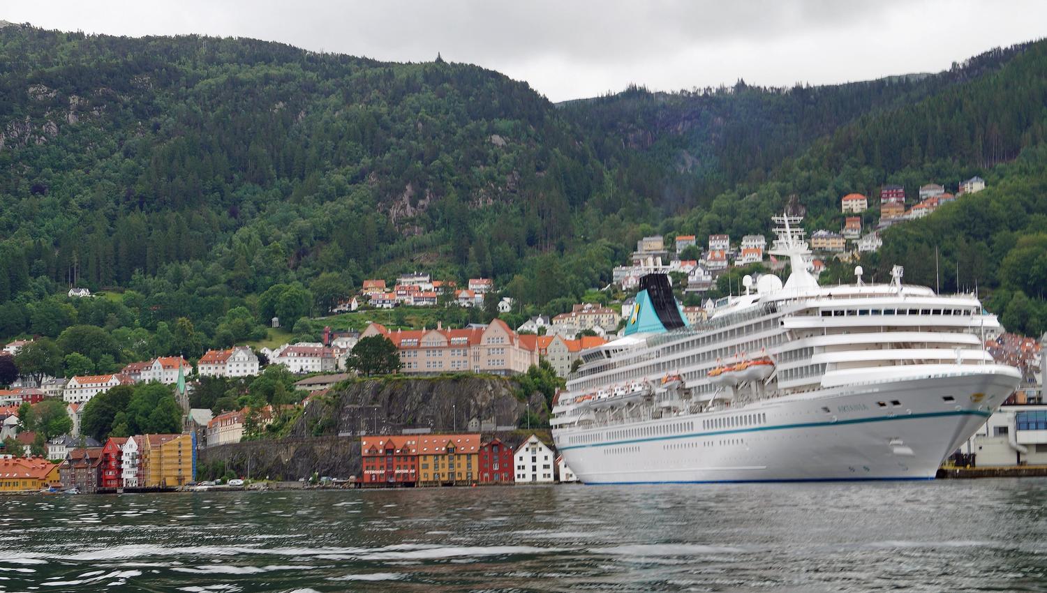 Passing large cruise ships