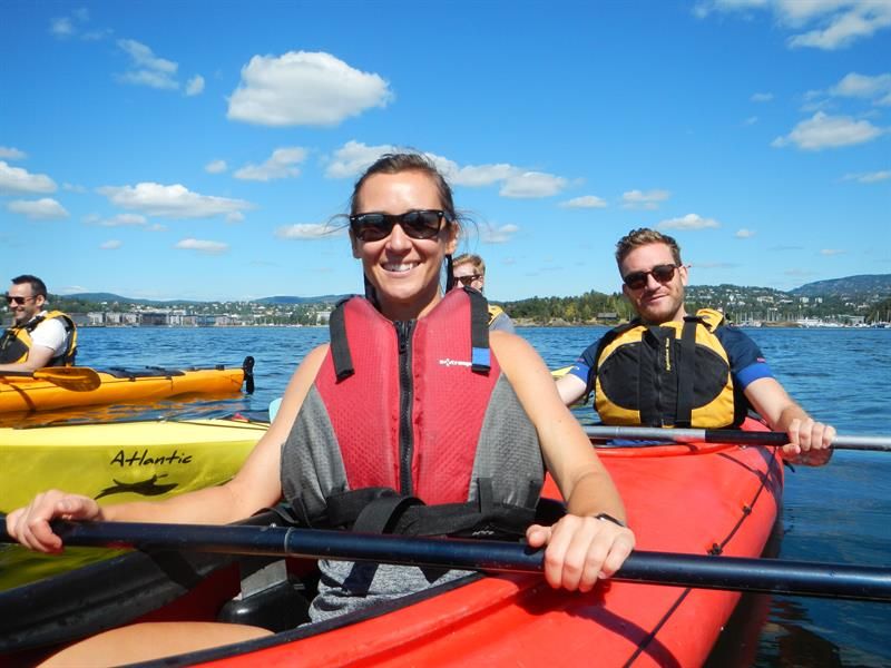 Gruppe som padler i fjorden