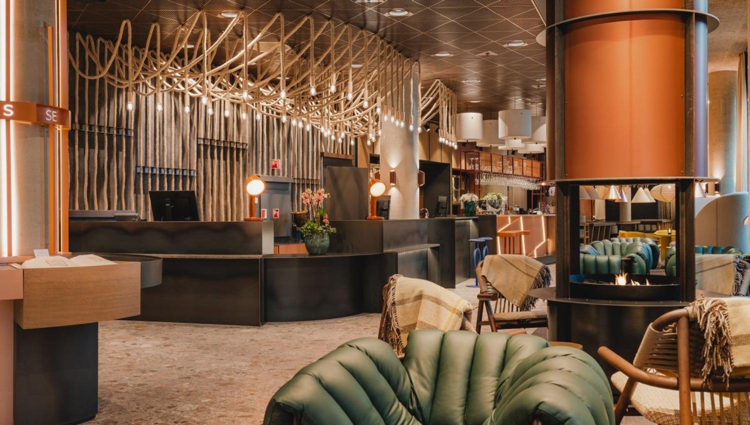 Moderne hotellobby med resepsjon, sittegrupper og dekorativ belysning