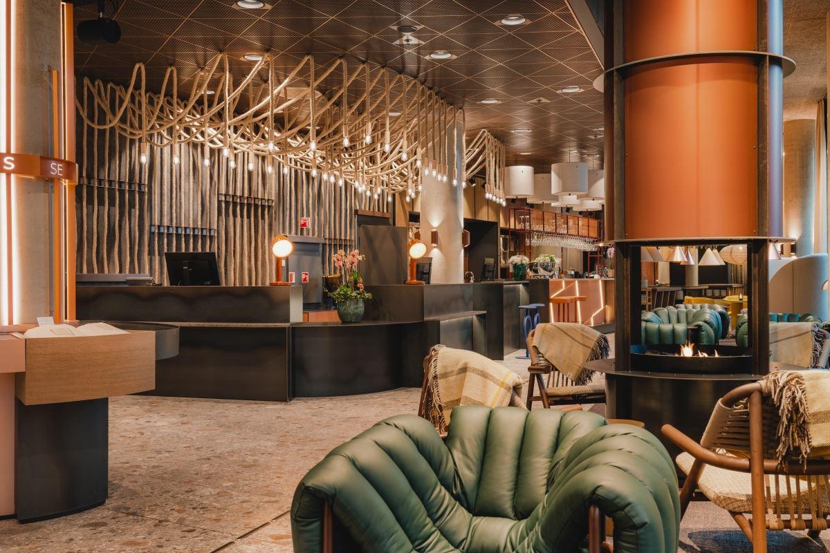 Moderne hotellobby med resepsjon, sittegrupper og dekorativ belysning