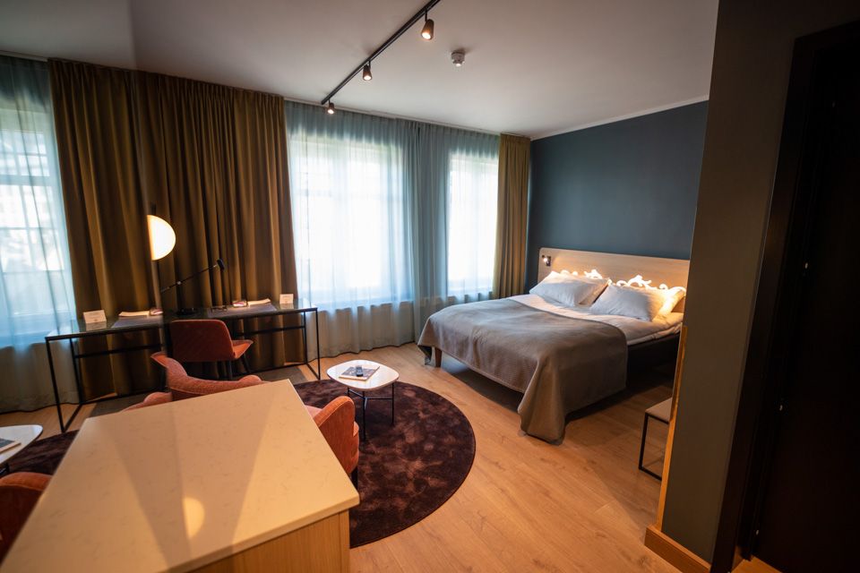 Gjesterom med dobbeltseng. Hotell Bondeheimen, Oslo. Foto.