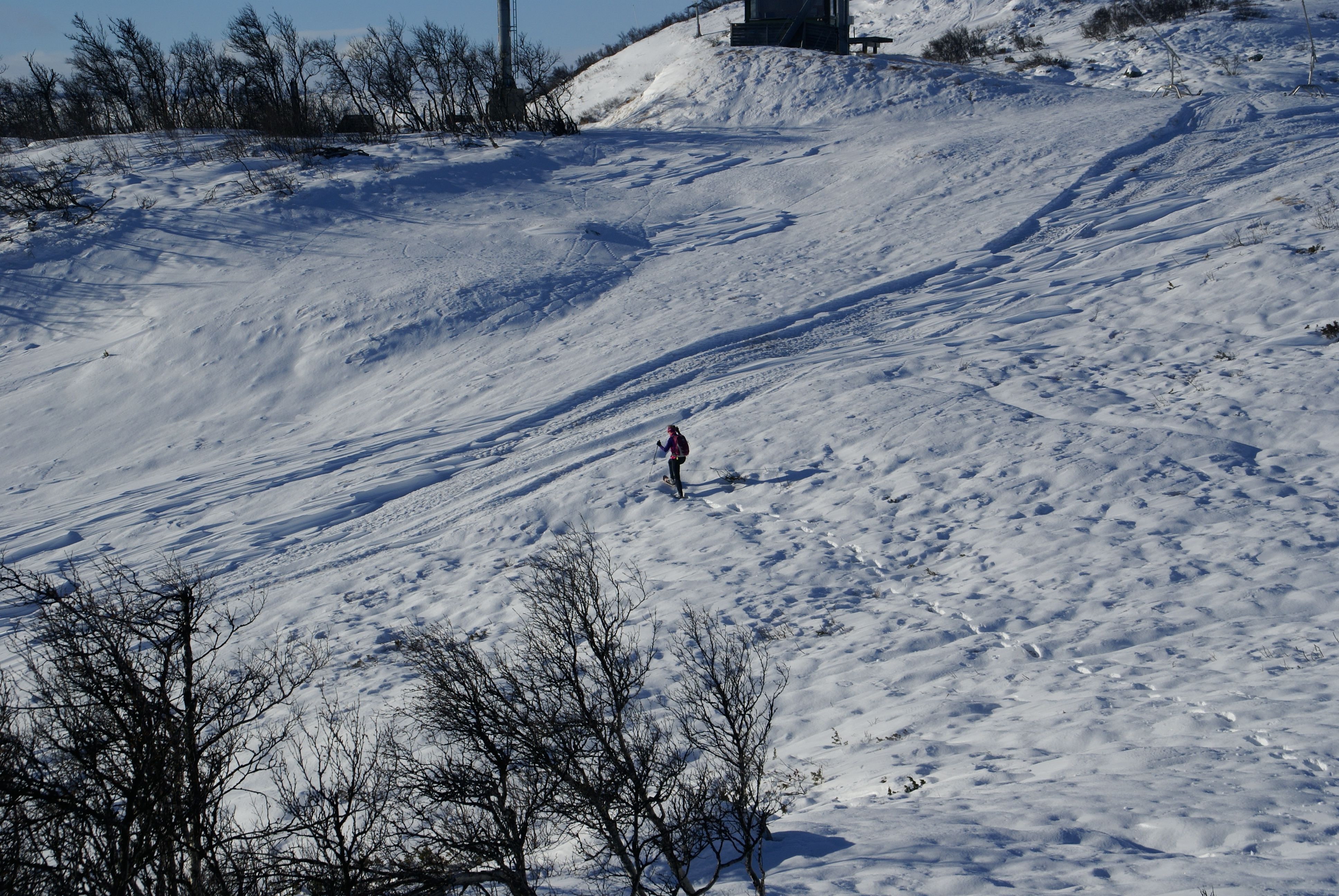 Steep hills and deep valleys, everything is possible with snowshoes.