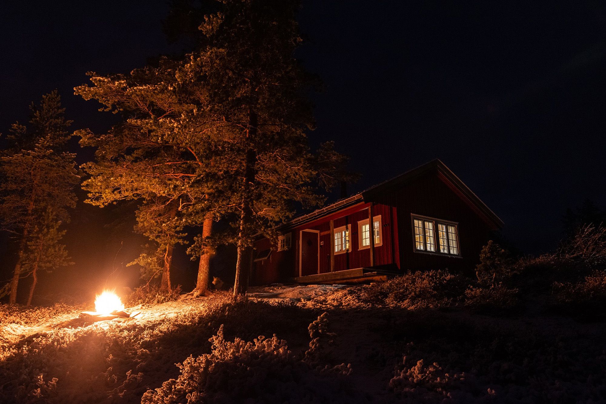Andorsjøhytta cabin at night time