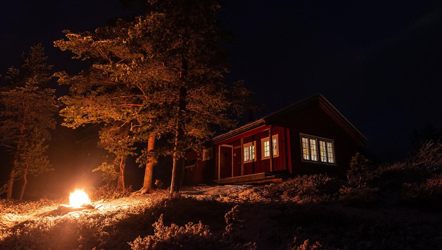 Andorsjøhytta cabin at night time