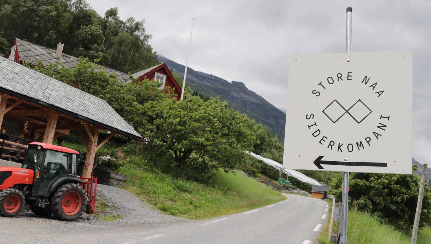 Signpost directing to Store Naa Cider Company by a country road in Hardanger.