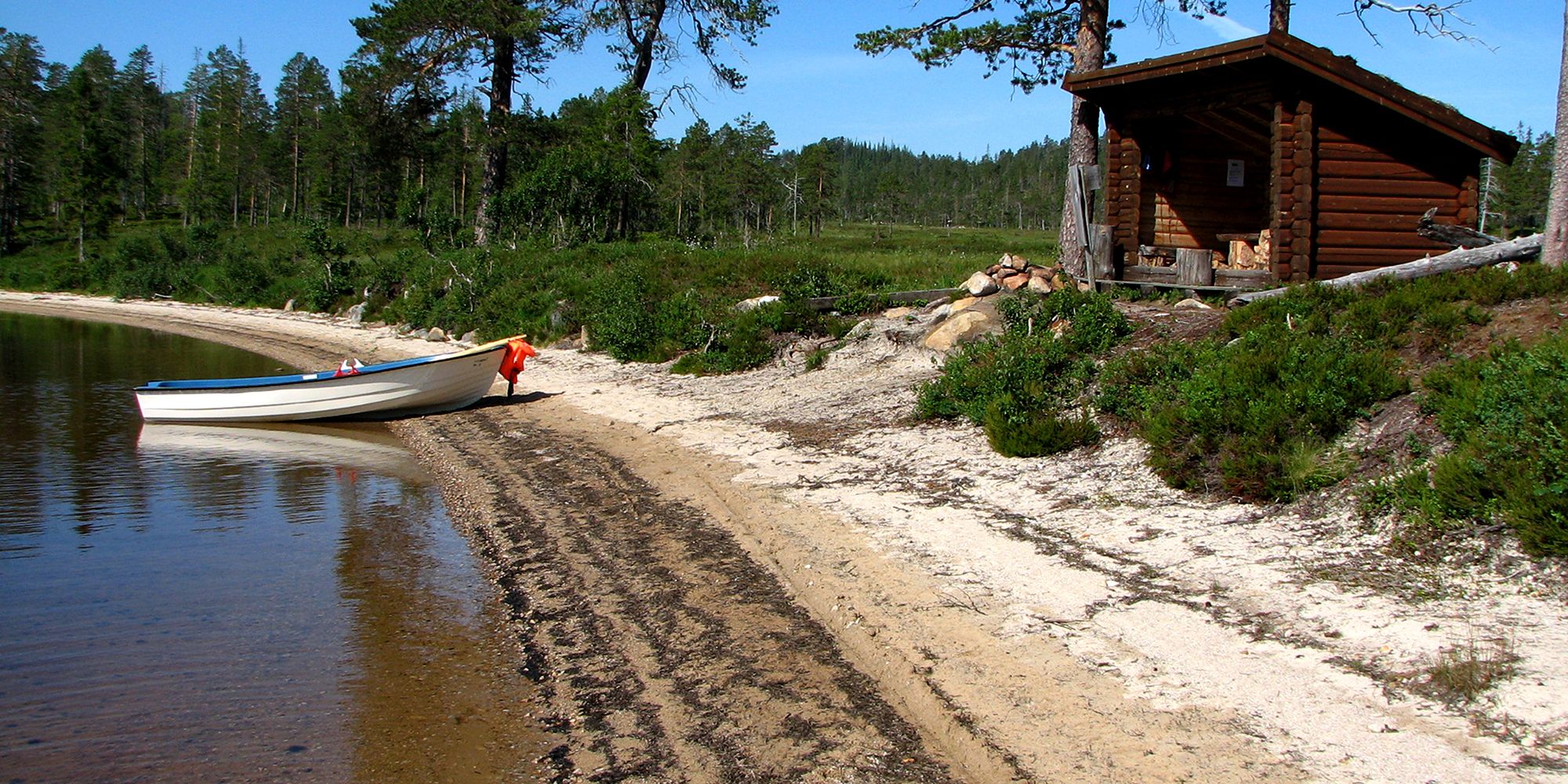 Boat and leanto Leirsjøn
