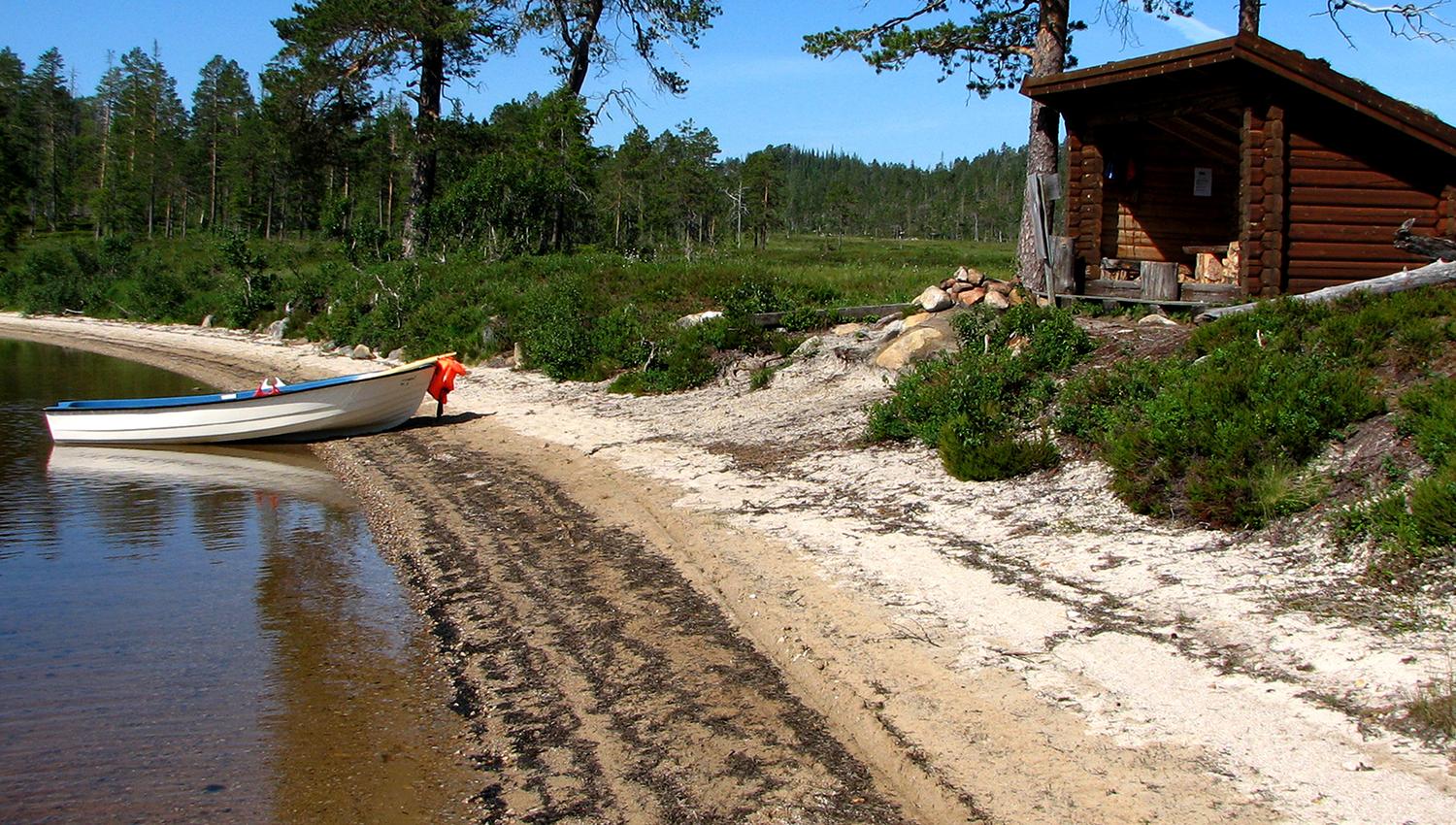 Boat and leanto Leirsjøn