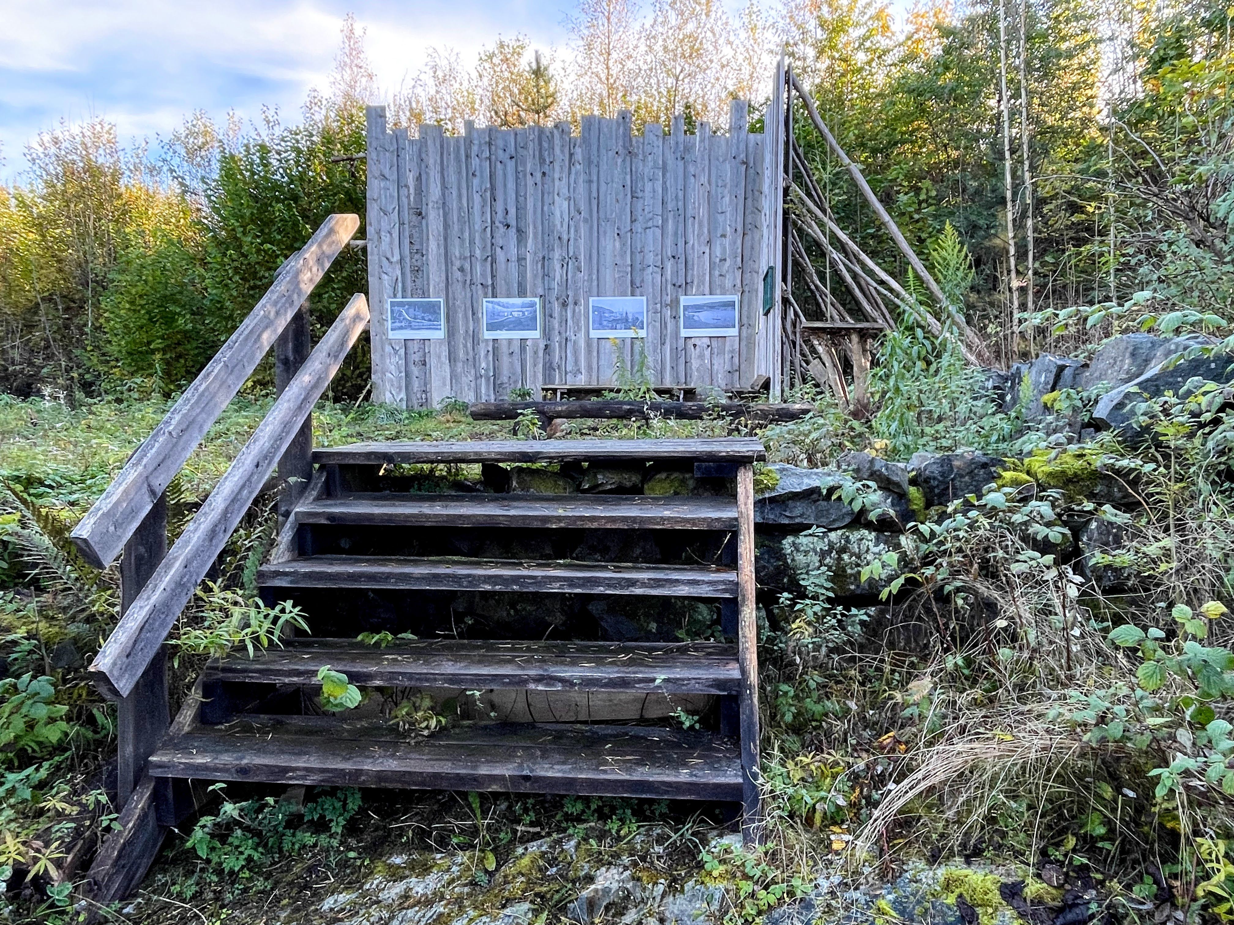 Remainings of ice export, stairs and info sign
