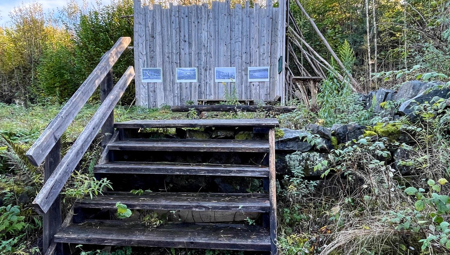 Remainings of ice export, stairs and info sign