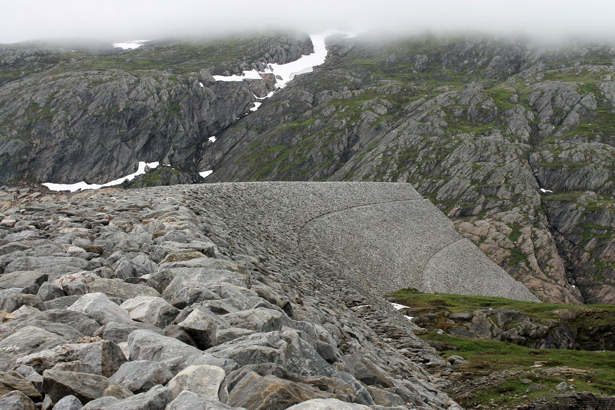 The dam Storglomvassdammen on Mnt. Glomfjellet