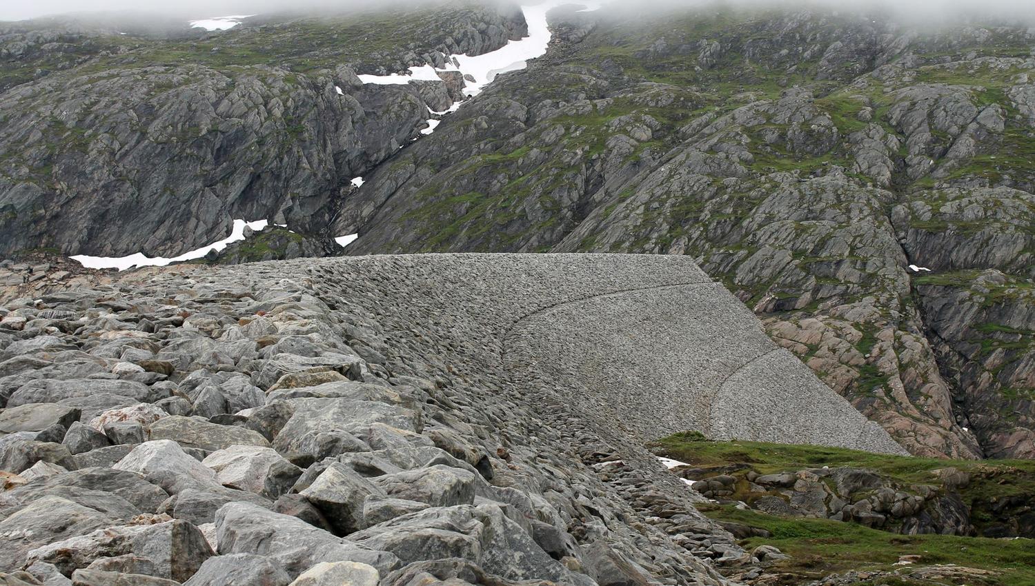 The dam Storglomvassdammen on Mnt. Glomfjellet