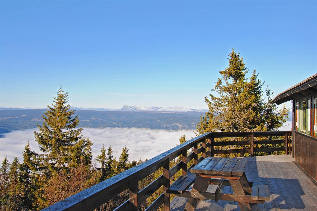 Vid utsikt mot fjerne fjell fra hytteterrasse