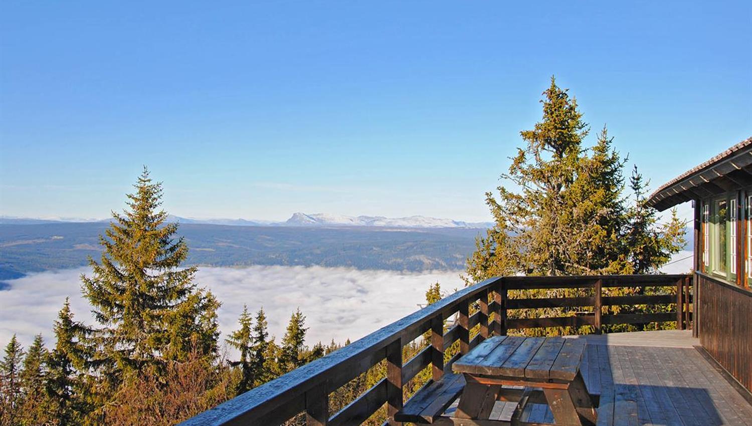 Vid utsikt mot fjerne fjell fra hytteterrasse