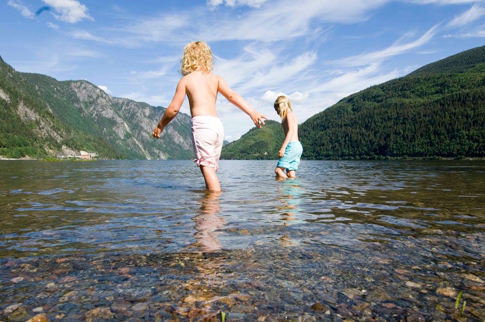 2 little girls bathing