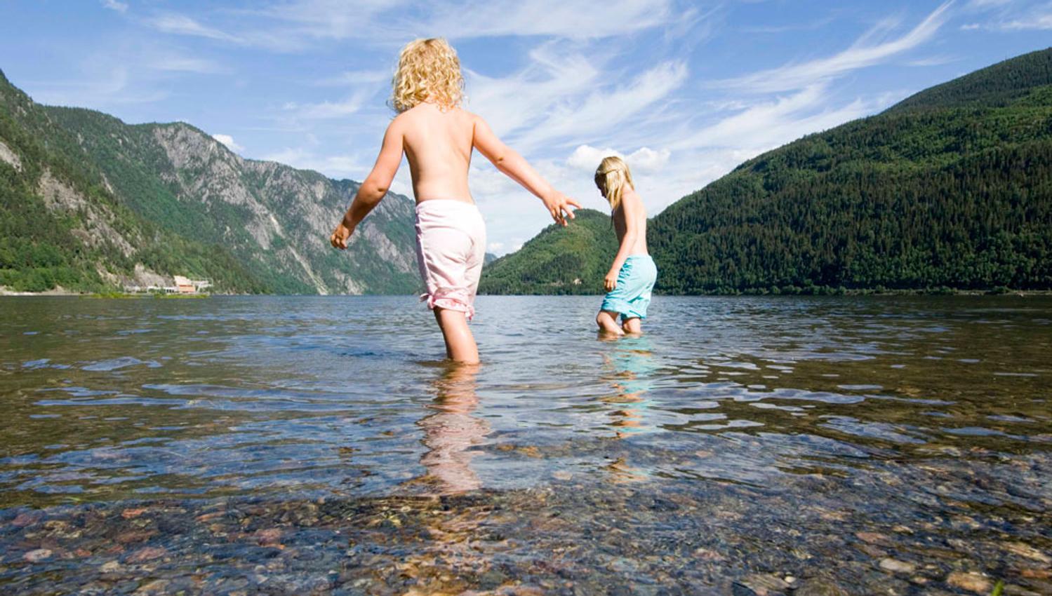 2 little girls bathing