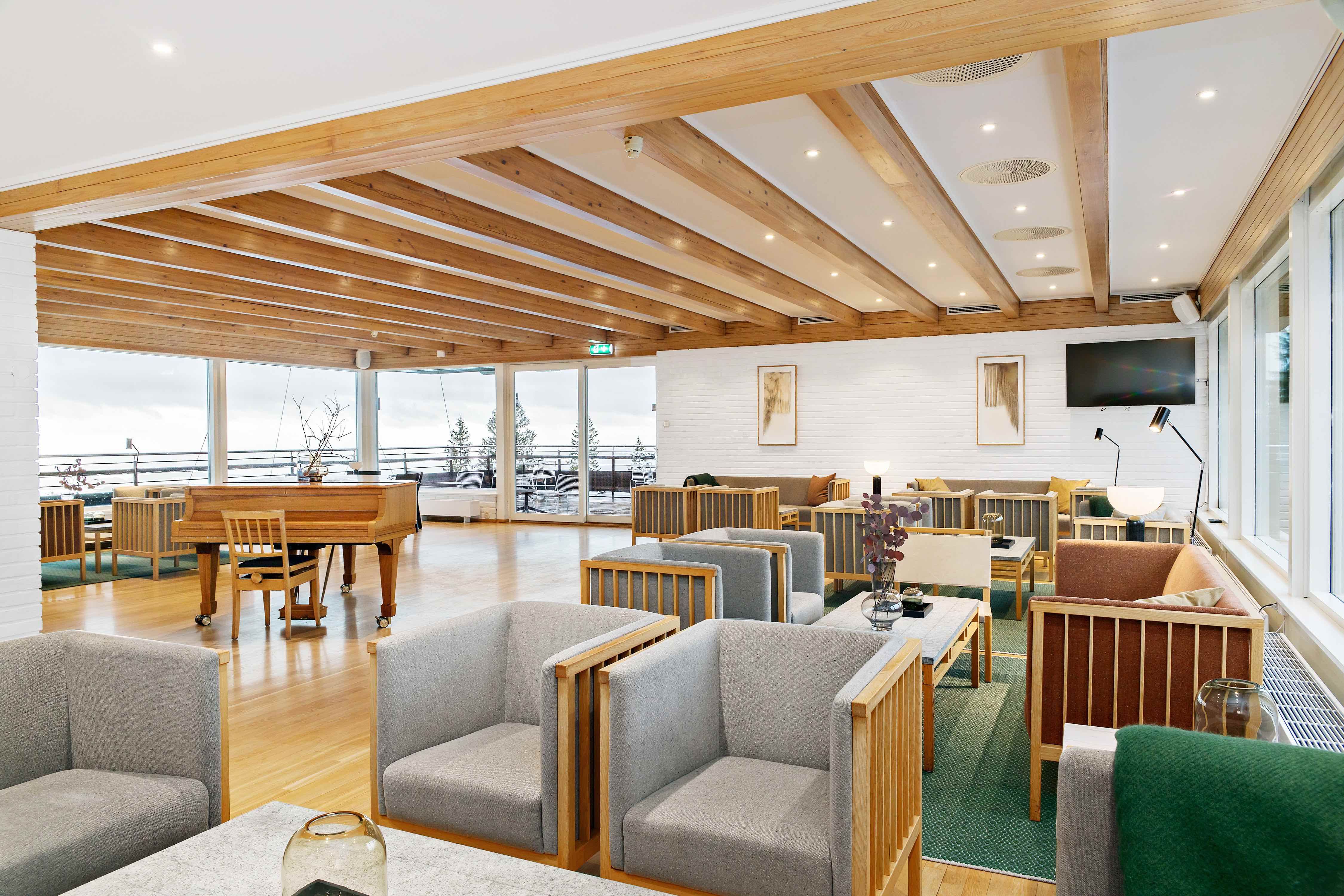 lounge område med en flygel