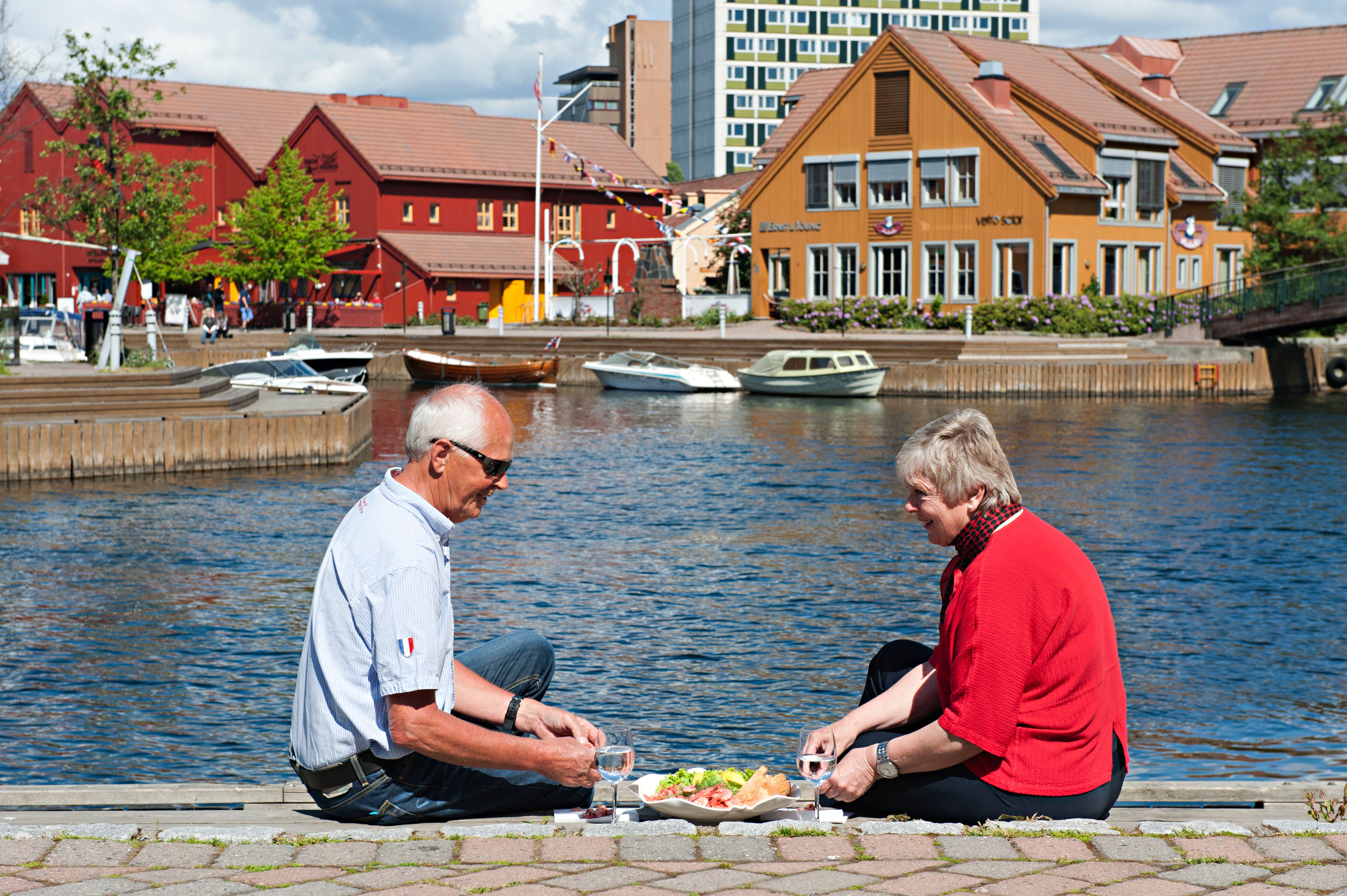 Romantisk par på Fiskebrygga