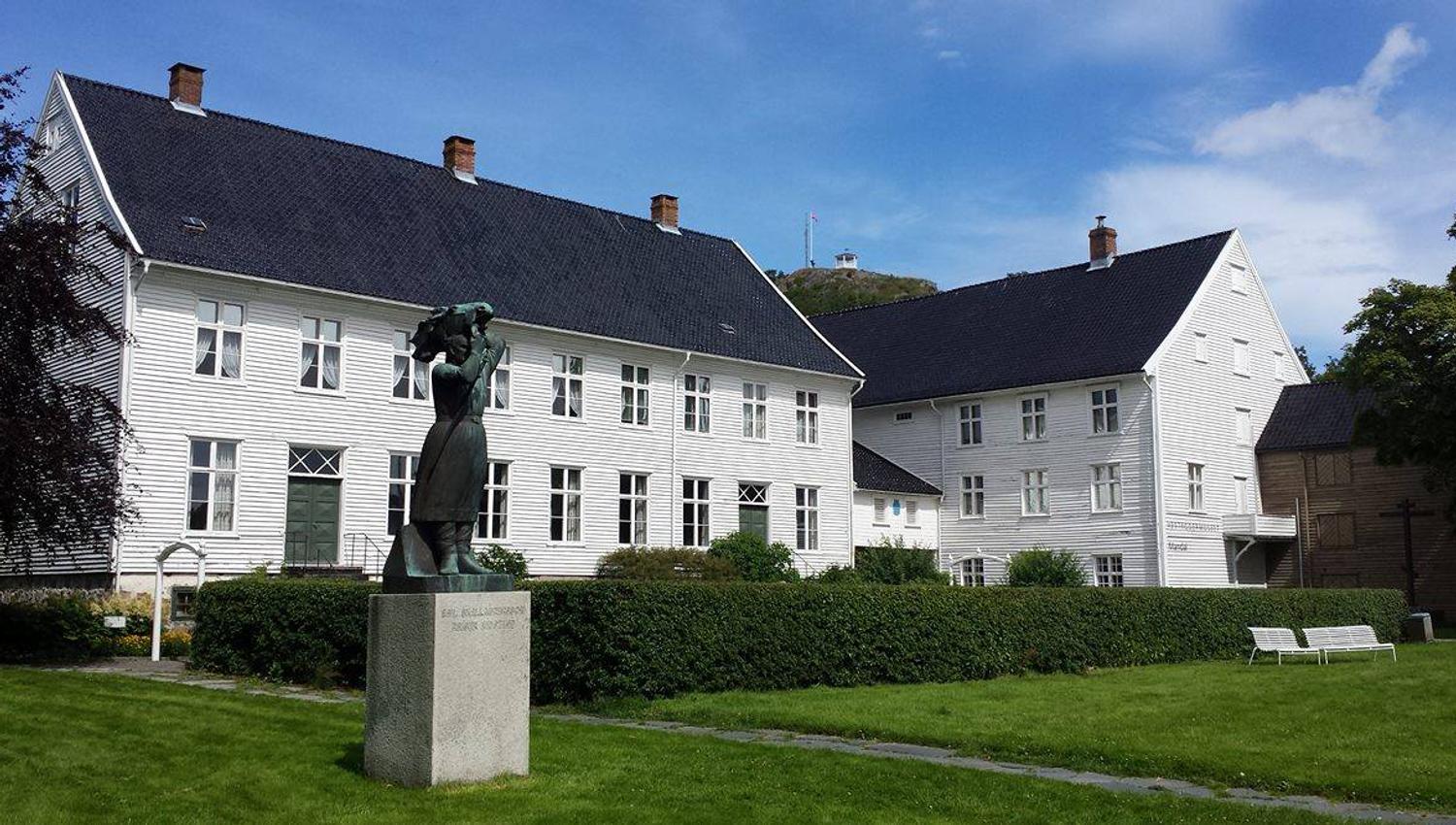 Andorsen Farm with the sculpture “Egil Skallagrimsson Raises the Nidstang” (a man holding a severed horse head above his head).