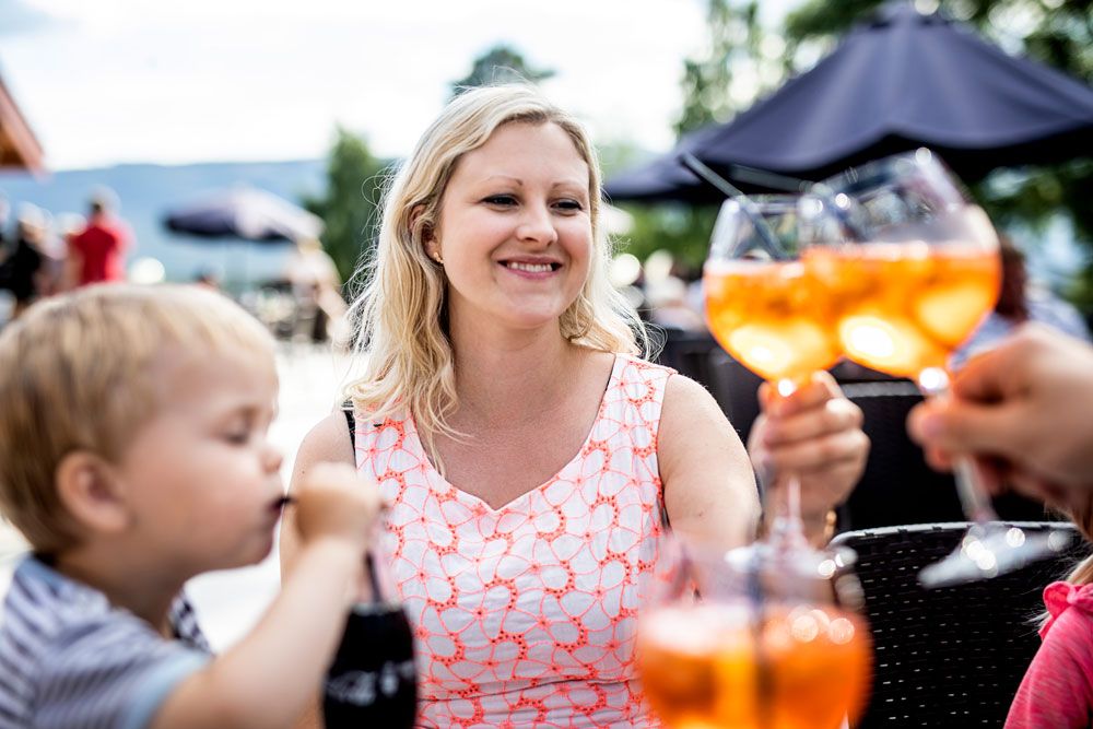 mor og barn koser seg på terrassen på Straand Hotel i Vrådal