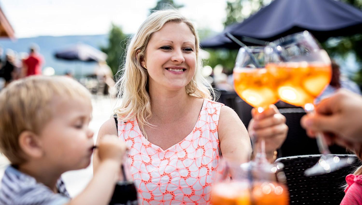 mor og barn koser seg på terrassen på Straand Hotel i Vrådal