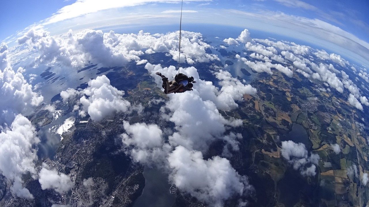 Tandem jump with the surroundings in focus