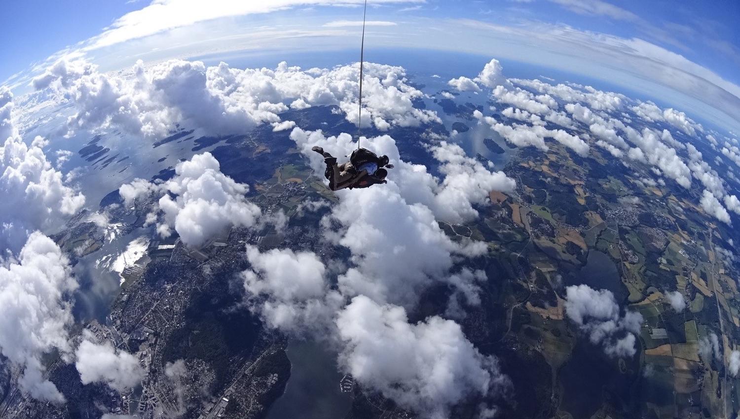 Tandem jump with the surroundings in focus