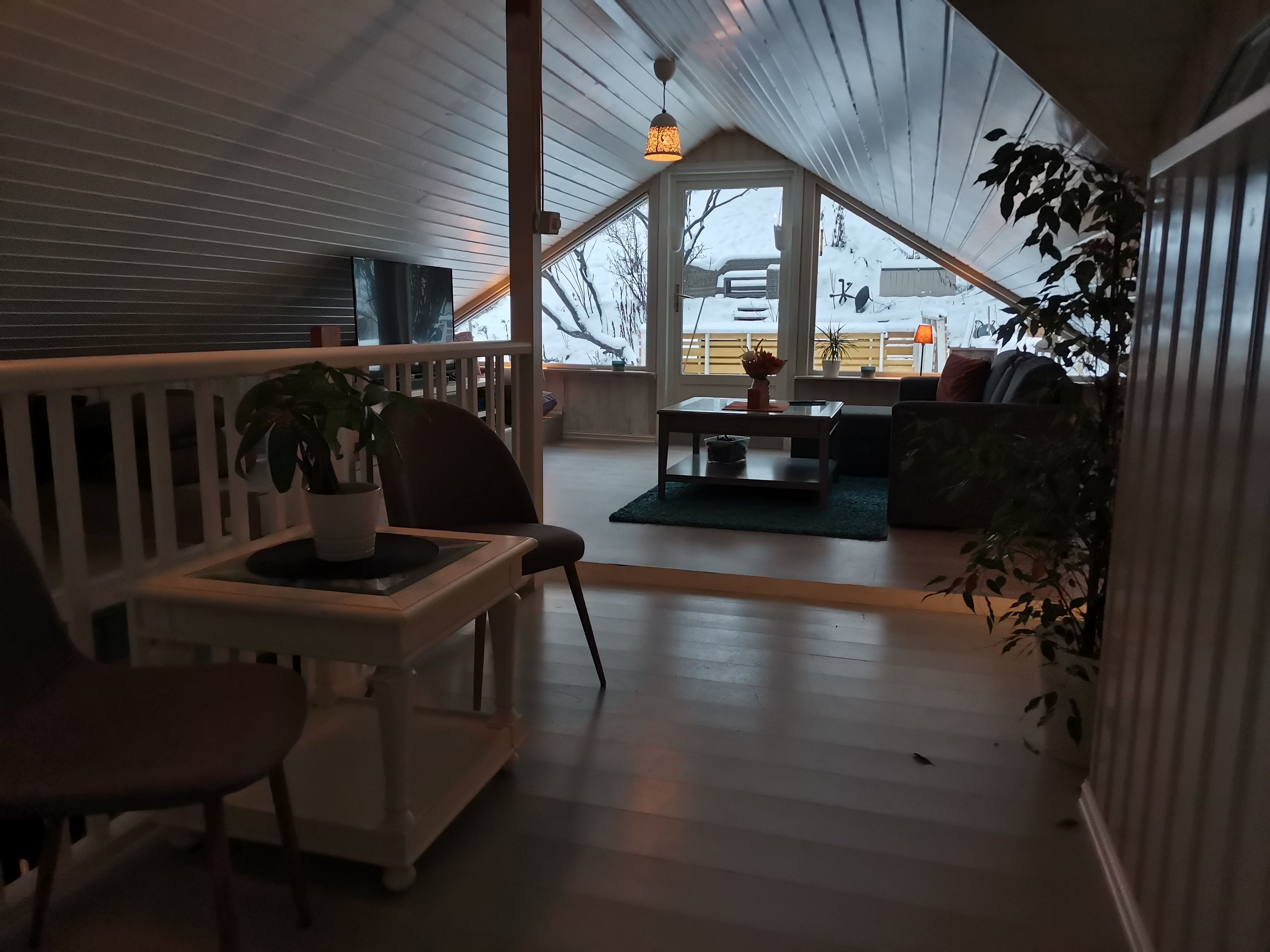 loftstue med stort vindu