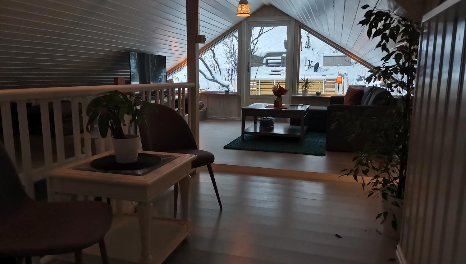 loftstue med stort vindu