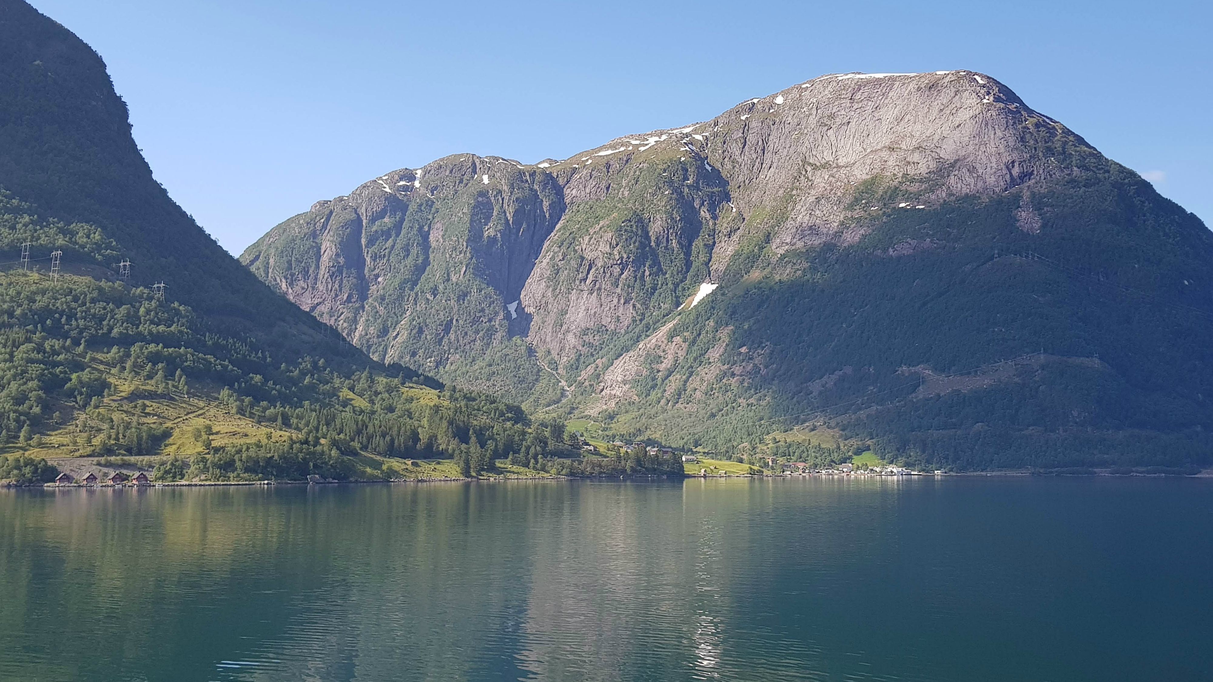 Sundal Camping sett frå andre sida av fjorden med panoramautsikt over Hardanger.
