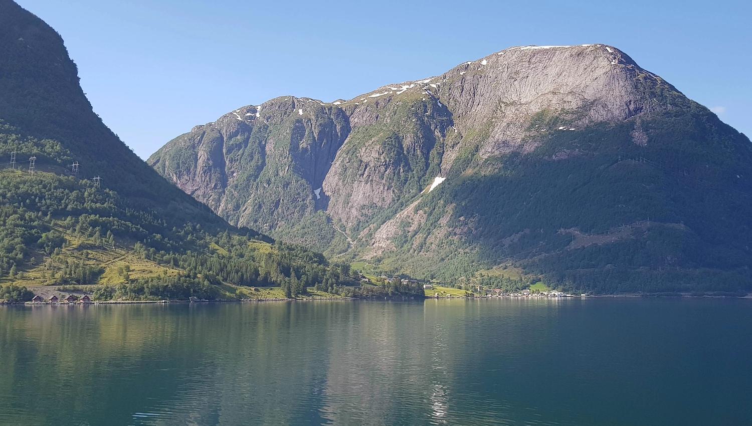 Sundal Camping sett frå andre sida av fjorden med panoramautsikt over Hardanger.