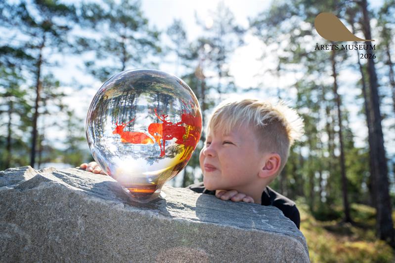 Boy looking at the artwork "Bissie giebnie" by Tomas Colbengtson. It was created specifically for the museum as it moved to its brand new location in 