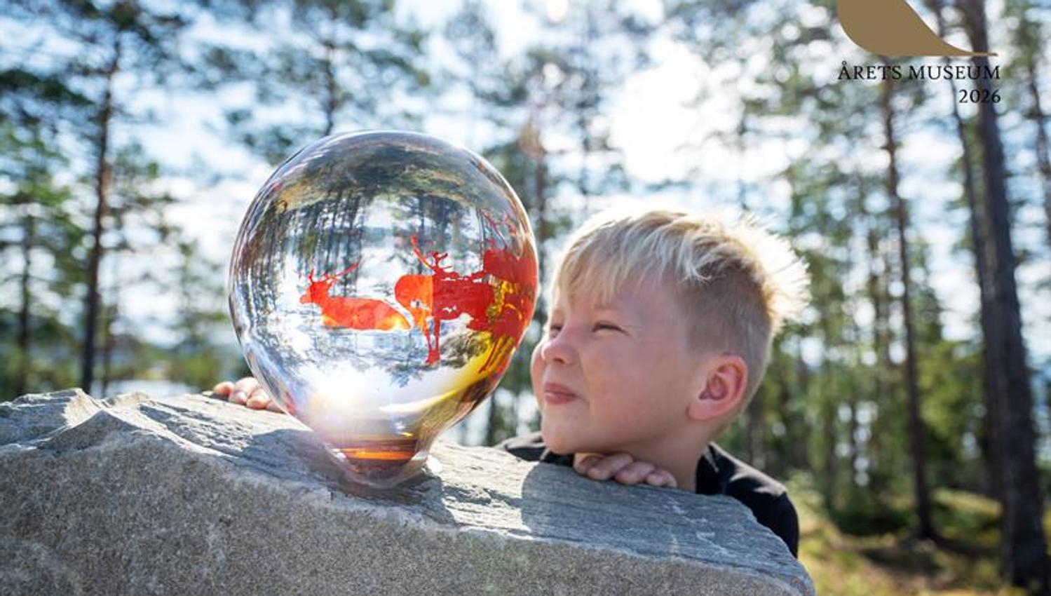 Boy looking at the artwork "Bissie giebnie" by Tomas Colbengtson. It was created specifically for the museum as it moved to its brand new location in
