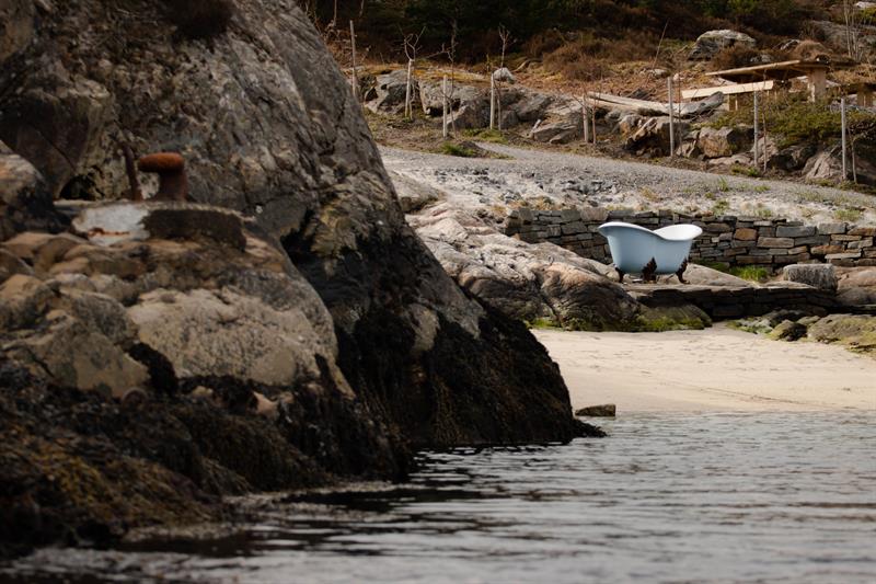 A blue bathtub - quirky symbol of Porsvika 125