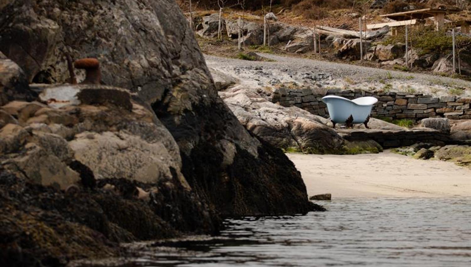 A blue bathtub - quirky symbol of Porsvika 125