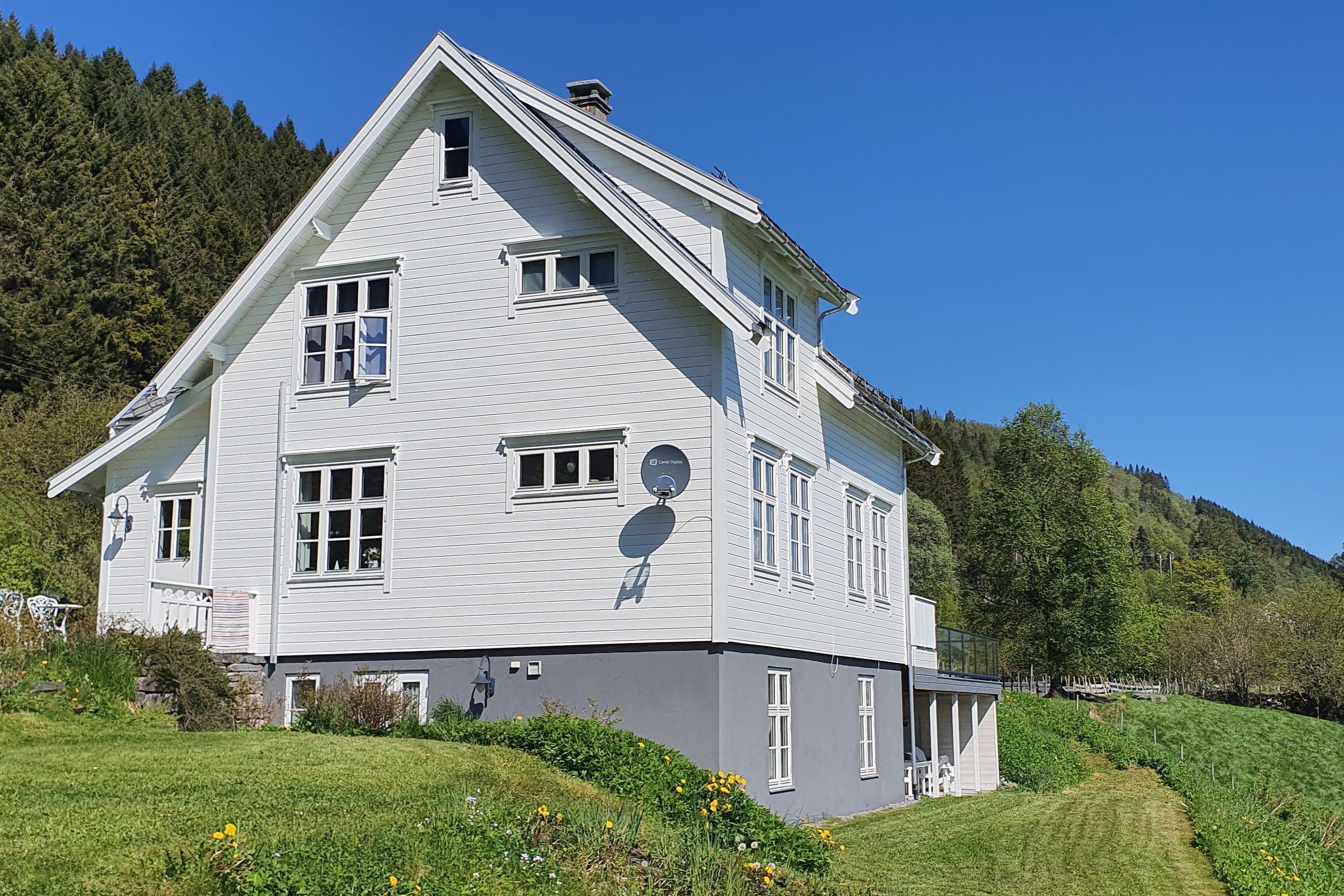 The Holiday home (upstairs) and the apartment (downstairs).