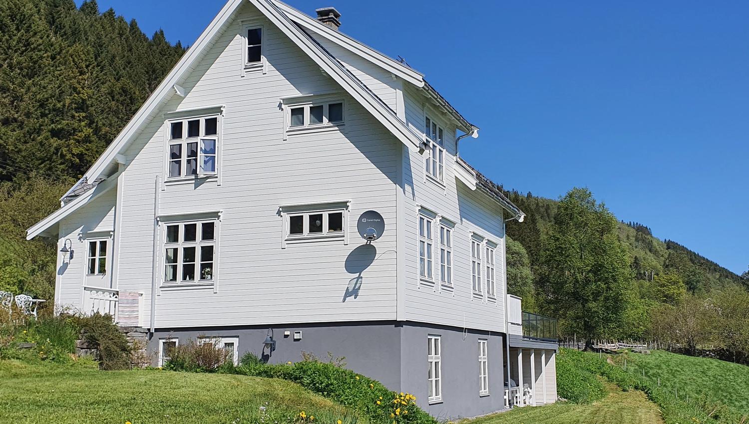 The Holiday home (upstairs) and the apartment (downstairs).