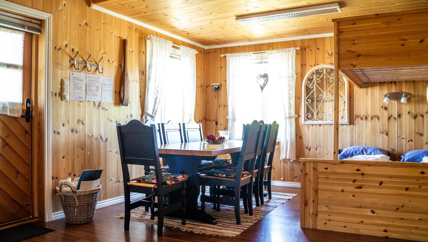 spisesture med spisebord og stoler