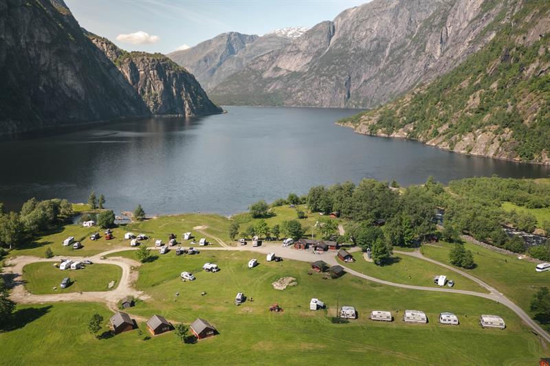 Et dronebilde av campingplassen, med Eidfjordvatnet i bakgrunnen.