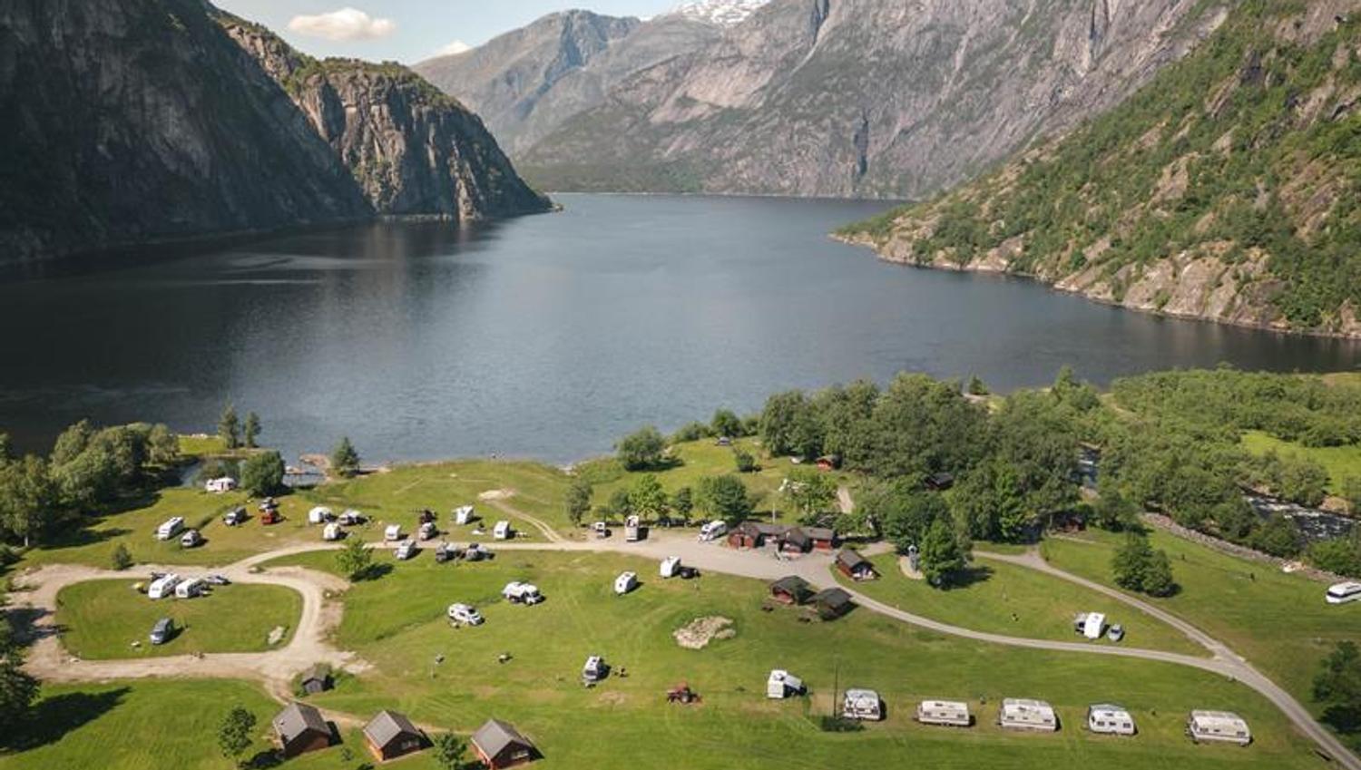 Et dronebilde av campingplassen, med Eidfjordvatnet i bakgrunnen.