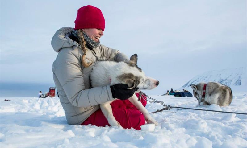 Gjest som koser med en hund