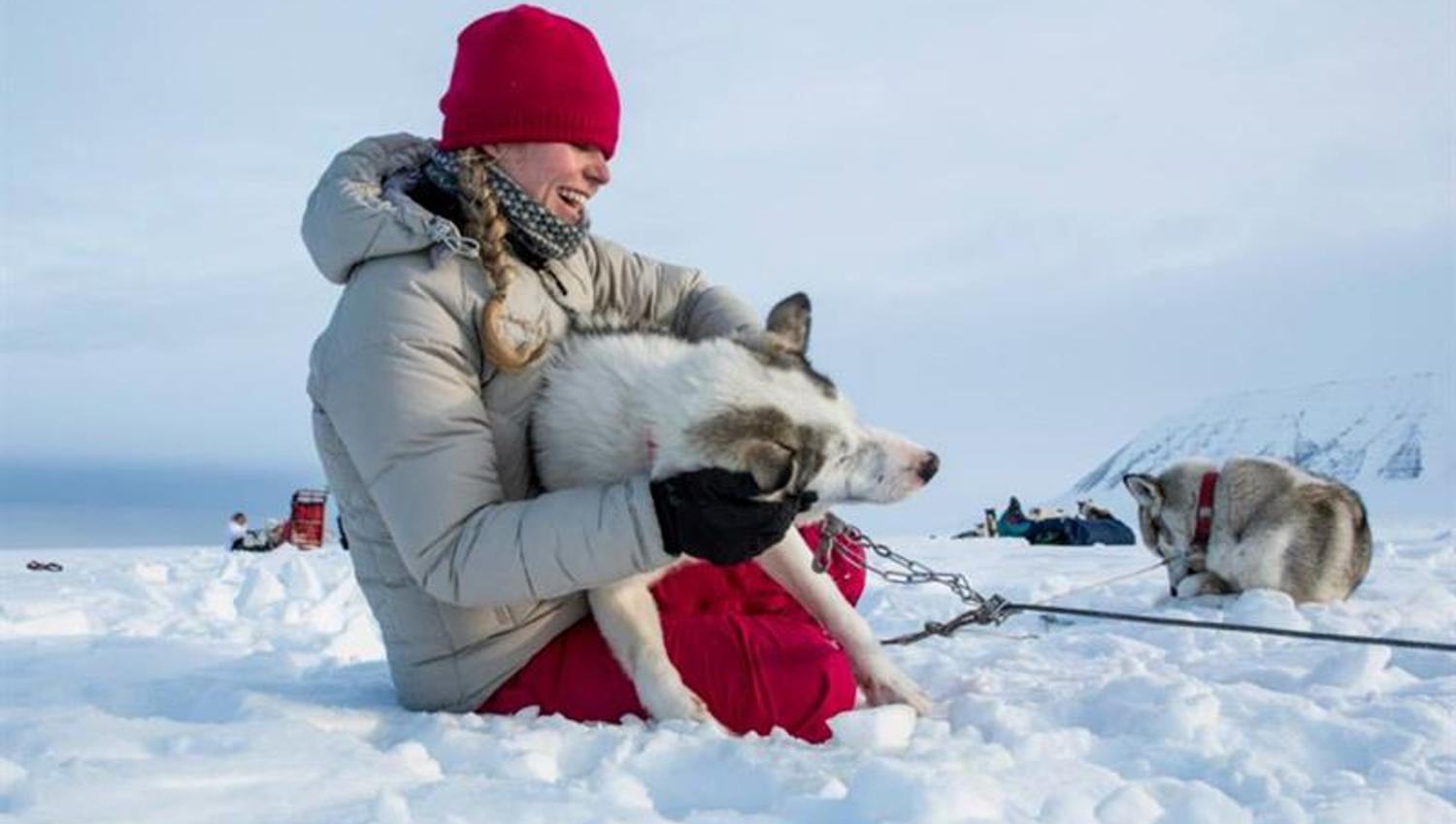 Gjest som koser med en hund