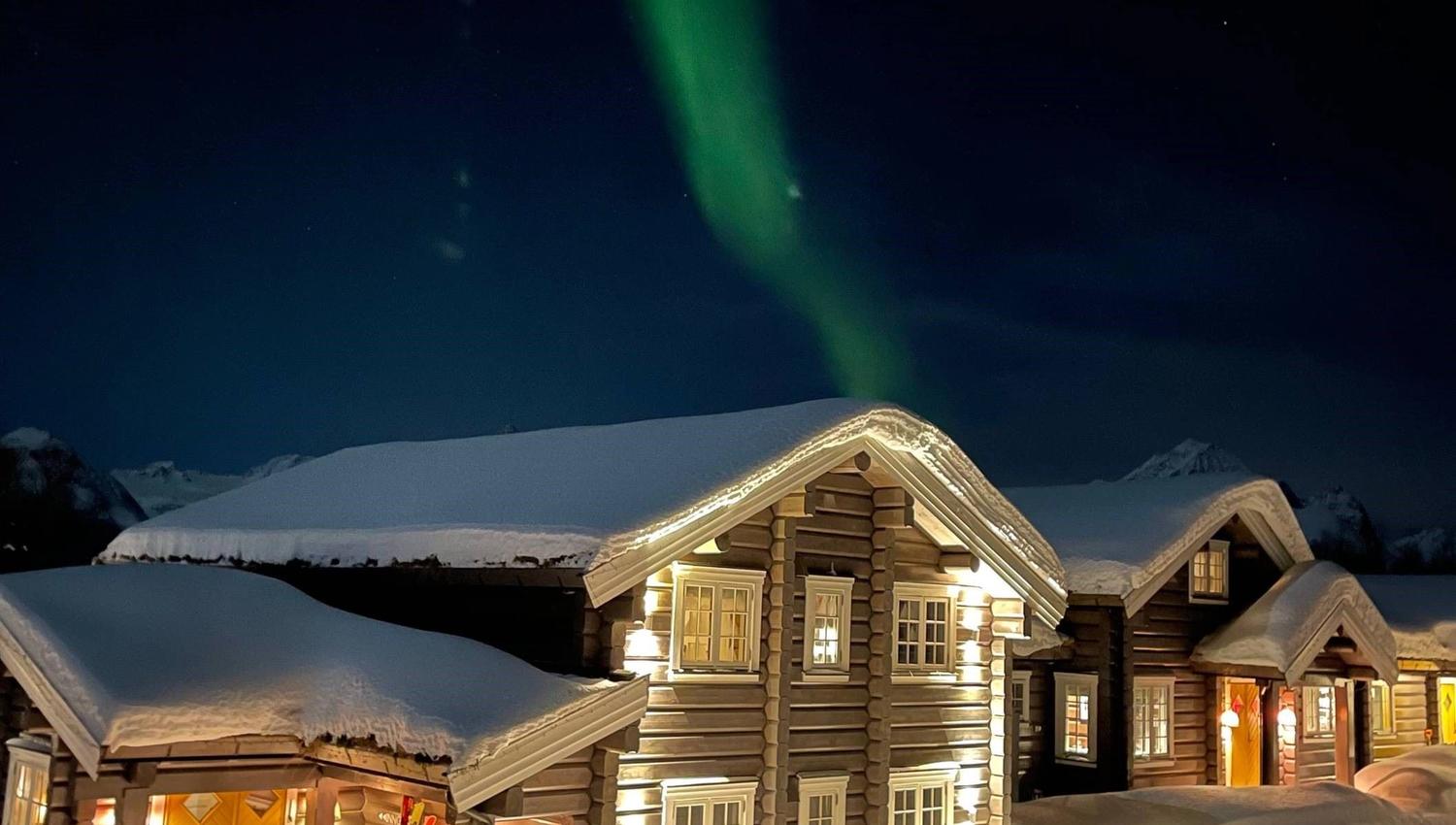 Lodge under the northern lights