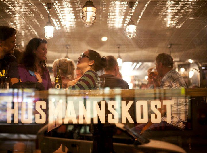 Mennesker som drikker øl og snakker sammen.