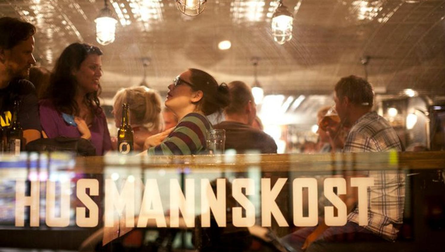 Mennesker som drikker øl og snakker sammen.