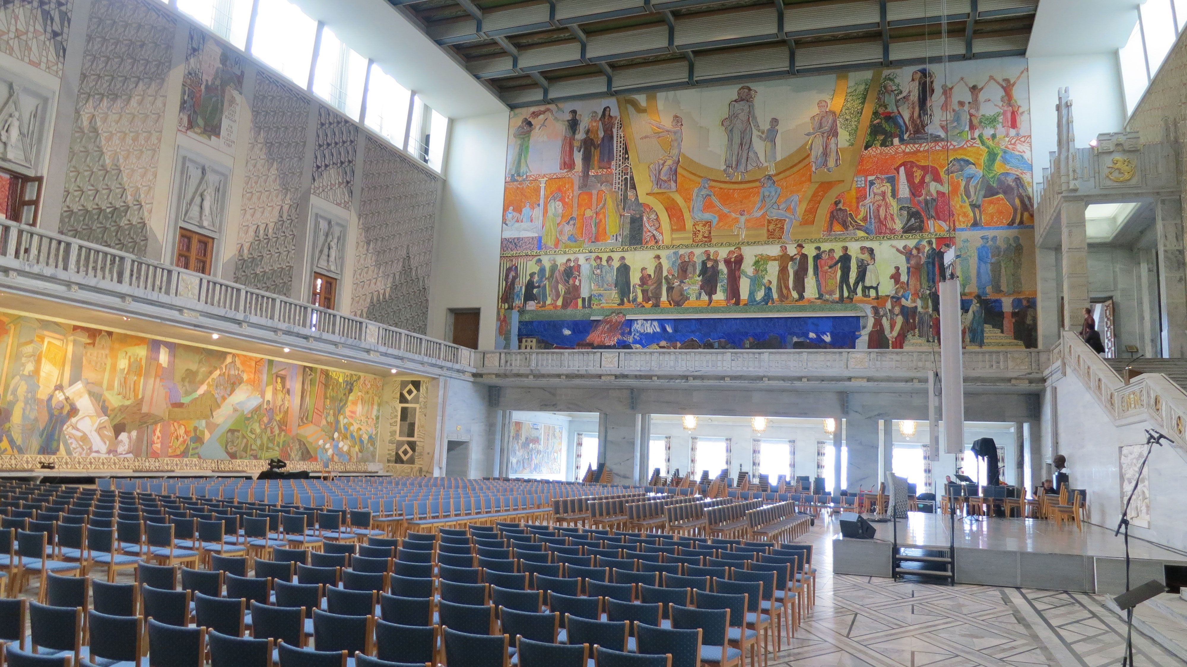 oslo rådhus fra innsiden med scene og stoler