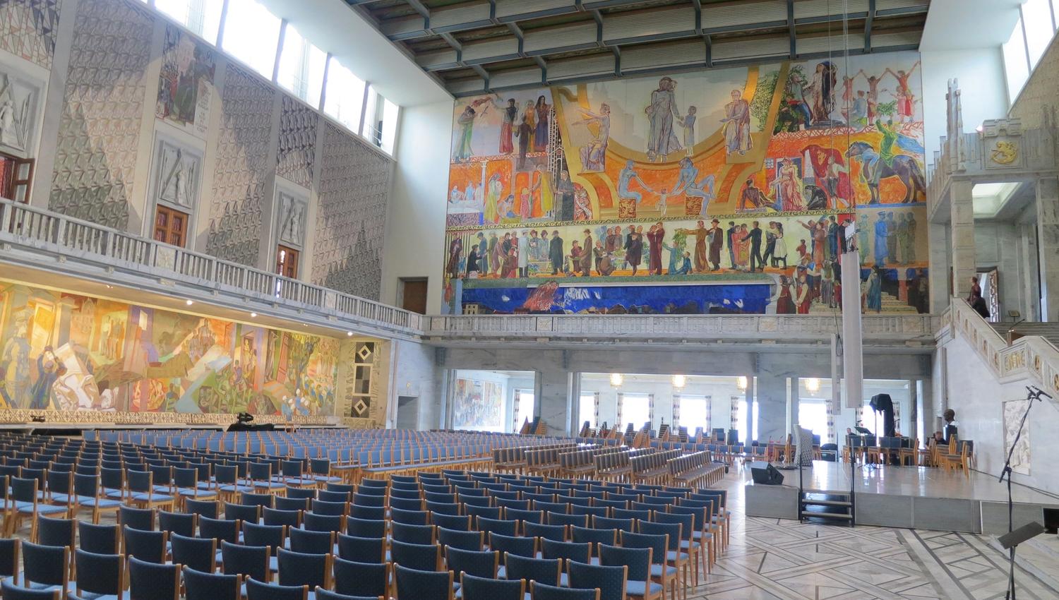 oslo rådhus fra innsiden med scene og stoler