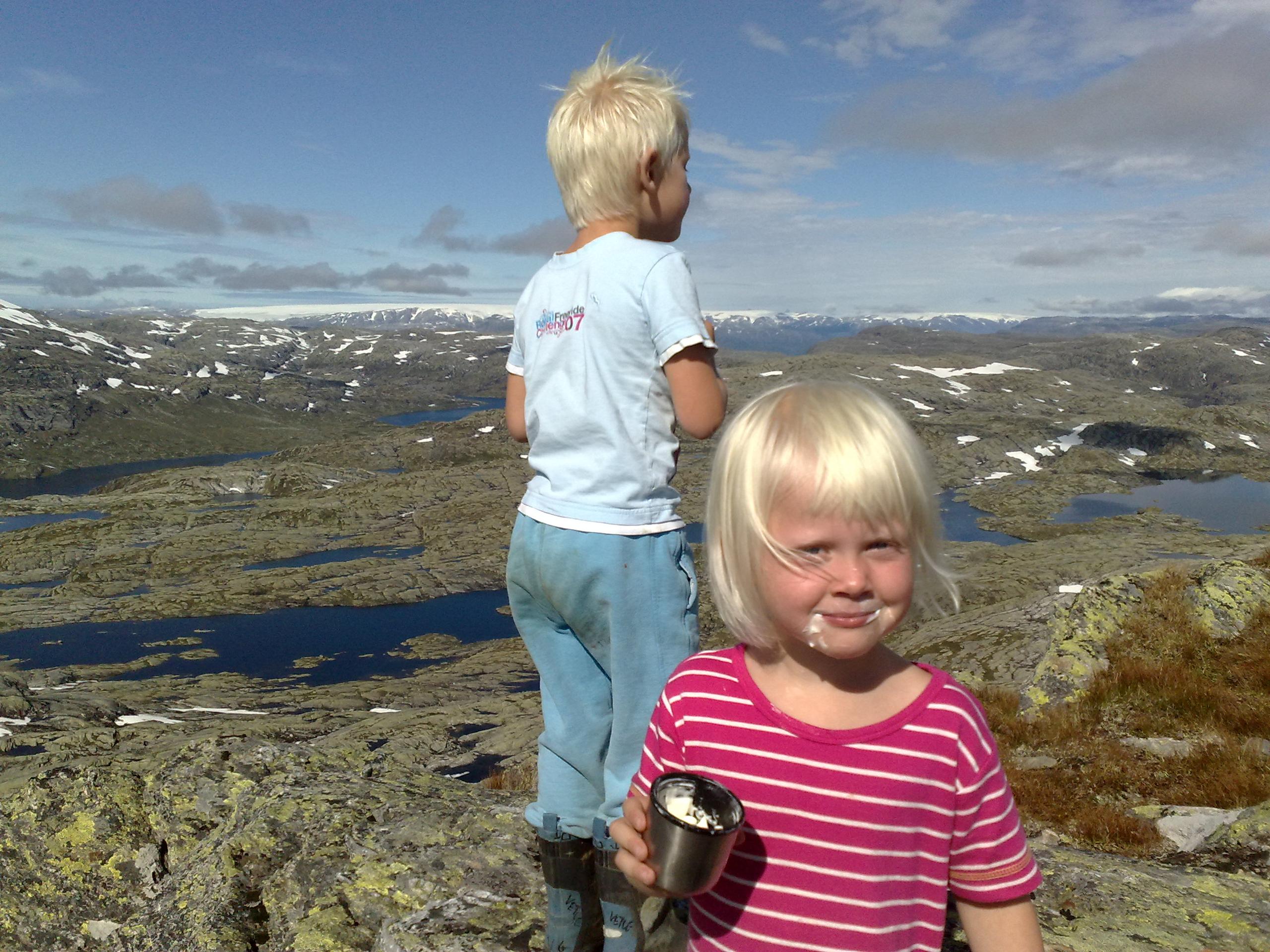 Children enjoying the mountain view from Røldalssåto in Hardanger – a family-friendly summit hike with panoramic views.
