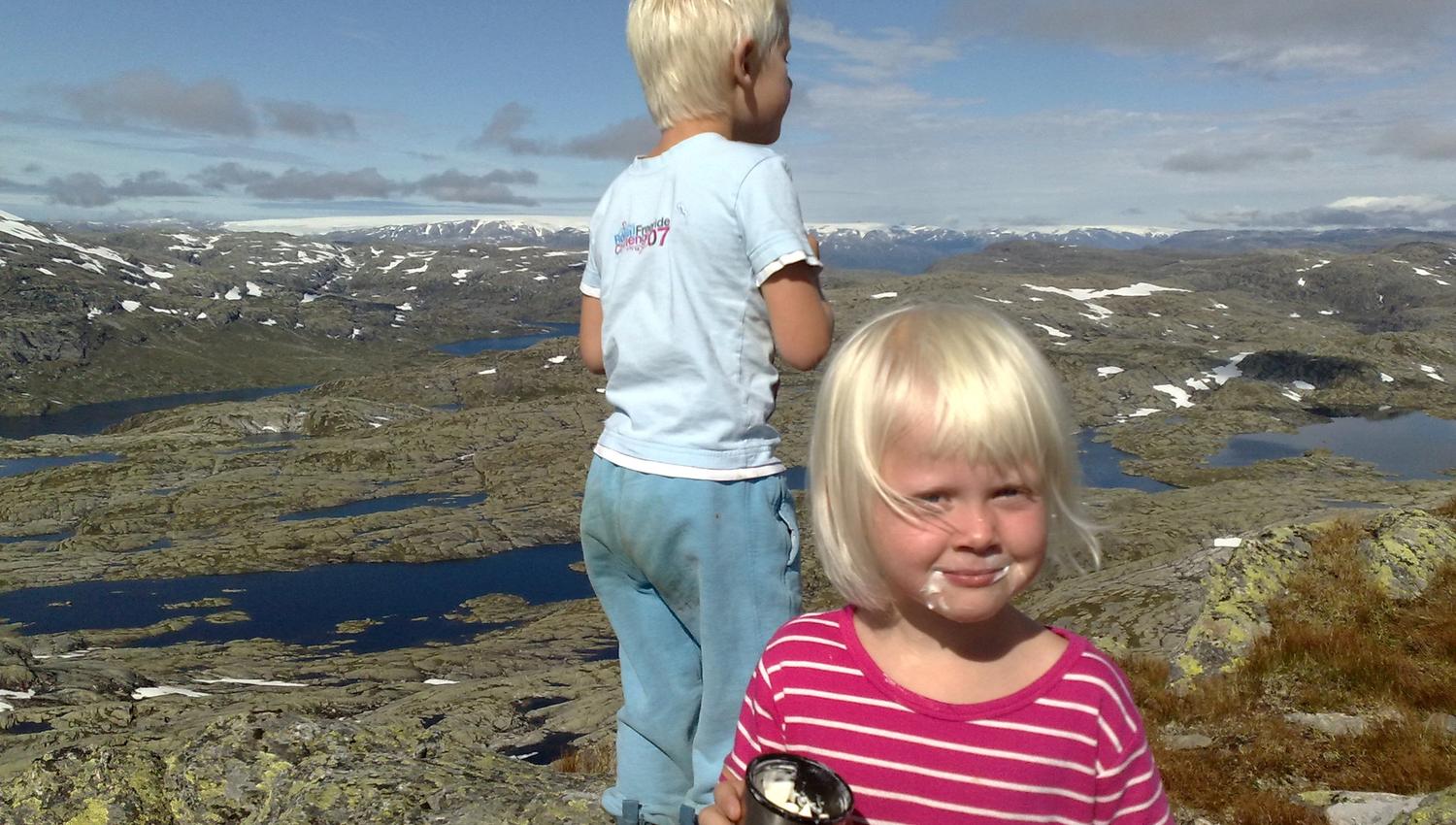 Children enjoying the mountain view from Røldalssåto in Hardanger – a family-friendly summit hike with panoramic views.