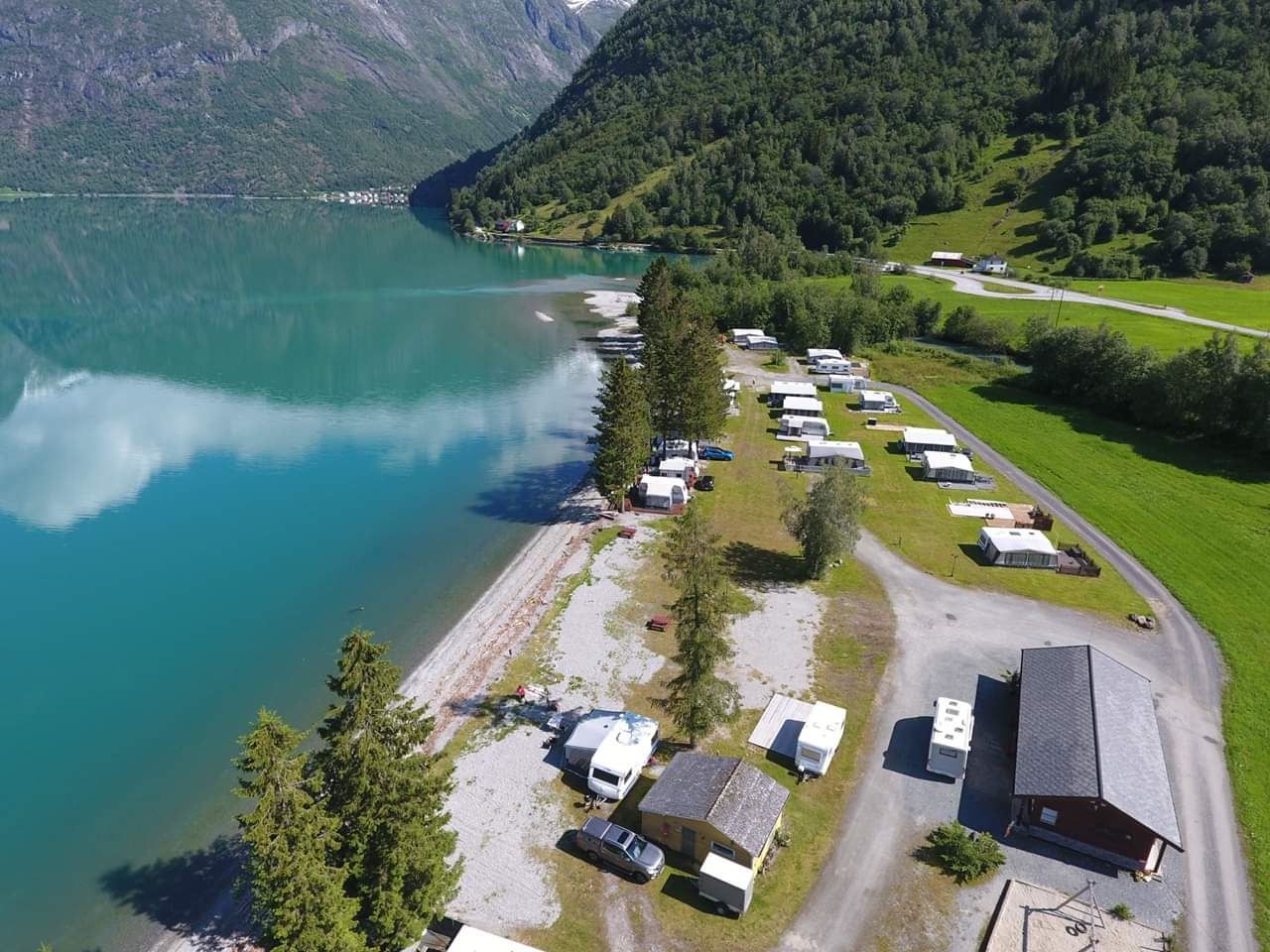 Grande Camping in Oppstryn is located by the beautiful Oppstrynsvatnet and is a great base for nature experiences in the Nordfjord region.
