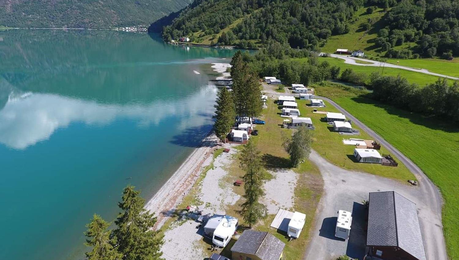 Grande Camping in Oppstryn is located by the beautiful Oppstrynsvatnet and is a great base for nature experiences in the Nordfjord region.